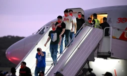 Des migrants vénézuéliens qui avaient été emprisonnés au Salvador descendent d'un avion à l'aéroport international Simon Bolivar à Maiquetia, Venezuela, le 18 juillet 2025