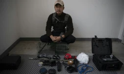 Détective pour animaux familiers perdus, Sun Jinrong installe son équipement avant de chercher un chat dans un immeuble de Pékin le 23 octobre 2019