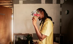 L'artiste visuel vonMash pose pour un portrait dans son studio de Springs, en Afrique du Sud, le 7 février 2022