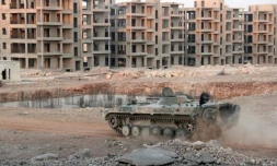 Des combattants rebelles conduisent un tank dans un quartier d'Alep se préparant à mener une bataille pour le contrÎle de cette ville, le 5 août 2016