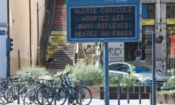 Un panneau met en garde contre une alerte canicule le 18 auût 2023 à Lyon