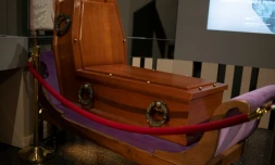 Un cercueil pour position assise exposé au musée des pompes funèvres à Vienne le 20 octobre 2020