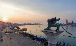 Photo aérienne du Lion de Venise, qui surplombe une ville exceptionnellement vidée de ses touristes en raison du confinement, le 25 avril 2020