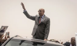 Le prĂ©sident mauritanien Mohamed Ould Cheikh El Ghazouani salue ses partisans qui fĂȘtent sa réélection, le 1er juillet 2024 Ă Nouakchott