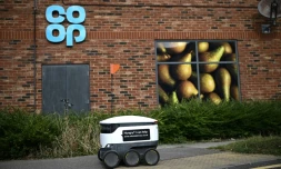 Un robot autonome appelé Starship en train de livrer des marchandises depuis un supermarché local Co-op à Milton Keynes, Angleterre, le 20 septembre 2021
