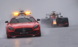 Max Verstappen et sa Red Bull derrière la voiture de sécurité sur le circuit de Spa-Francorchamps circuit lors du Grand-Prix de Belgique le 29 aôut 2021.