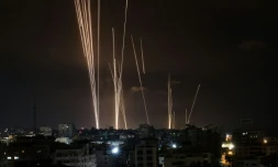 Une salve de roquettes est tirée par des militants palestiniens depuis la ville de Gaza en direction d'Israël, le 7 octobre 2023