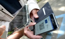 Contrôle du pass sanitaire d'un spectateur le 8 août 2021 à Rennes avant le match de Ligue 1 opposant le Stade Rennais au RC Lens 