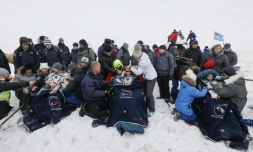 L'astronaute allemand Alexander Gerst de l'agence spatiale européenne, le cosmonaute russe Sergueï Prokopiev de Roskosmos et l'Américaine Serena Aunon-Chancellor de la NASA après leur retour sur terre, à Dzhezkazgan au Kazakhstan, le 20 décembre 2018