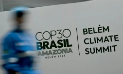 Une personne passe devant une affiche de la COP 30, à Belem au Brésil, le 5 novembre 2025