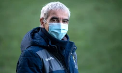 L'ancien sélectionneur Raymond Domenech dirige un entraînement du FC Nantes, le 30 décembre 2020 au Centre de La Jonelière, à La Chapelle-sur-Erdre