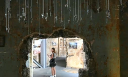 Des clefs suspendues, reliques de maisons détruites par Israël dans le sud du Liban, figurent au nombre des oeuvres exposées dans un musée de Beyrouth, le 17 juillet 2026