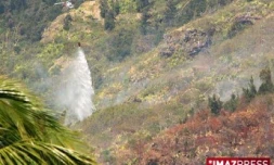 Vendredi 5 Septembre 2008
Hélicoptère arrosant les feux sur la route de la montagne
