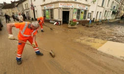 Nettoyage des rues après les inondations qui ont frappé Bellot, en Seine-et-Marne, le 6 juin 2018
