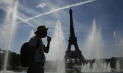 Un homme se rafraîchit près de fontaines à Paris le 16 juin 2022