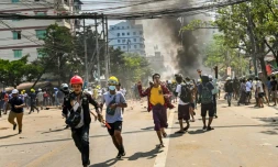 Manifestants dans une rue de Thaketa Ă Rangoun, le 19 mars 2021