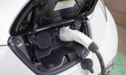 Une voiture électrique à 100 euros par mois pour les Français les plus modestes: cette mesure promise par le gouvernement reste encore floue et pourrait impliquer de lourdes subventions