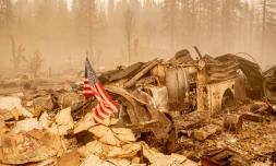 Un drapeau américain a été planté sur un camion de pompiers incendié à Greenville, dévastée par le gigantesque incendie qui ravage l'Ouest américain, le 7 août 2021