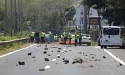 Des "gilets jaunes" bloquent une route à Saint-Denis-de-la-Réunion, le 19 novembre 2018