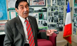 Marcel Berthomé dans son bureau de maire de Saint-Seurin-sur-l'Isle, le 16 janvier 2020