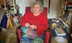 L'Allemande Renate Krause, 71 ans, chez elle à Kiel, dans le nord de l'Allemagne, le 7 février 2025