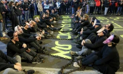 Des manifestants réclament des mesures pour ramener les derniers otages du Hamas, le 1er mars 2025 devant le ministère israélien de la Défense à Tel-Aviv