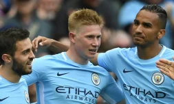 Le milieu de Manchester City Kevin De Bruyne (c) est congratulé par ses coéquipiers après son but contre Swansea à l'Etihad Stadium, le 22 avril 2018