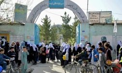 Des jeunes Afghanes quittent leur école, le 23 mars 2022 à Kaboul, aprÚs la fermeture des écoles secondaires pour les filles par les talibans, quelques heures seulement aprÚs leur réouverture