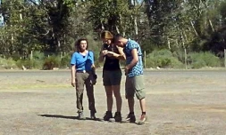 Les trois sportifs Florence Arthaud (g), Camille Muffat (c) et Alexis Vastine, le 9 mars 2015 peu avant de monter dans les hélicoptÚres dans lesquels ils vont perdre la vie