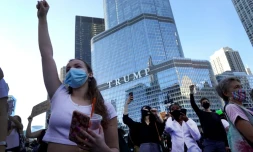 Des partisans de Joe Biden célèbrent sa victoire à l'élection présidentielle devant le Trump International Hotel and Tower de Chicago (Illinois), le 7 novembre 2020