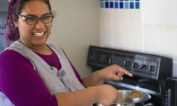 Nasreen Riley, une habitante d'un quartier pauvre du Cap, le 3 septembre 2015 dans sa cuisine 