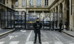 Un gendarme se tient devant l'entrée du Conseil constitutionnel, le 14 avril 2023 à Paris