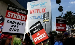Des membres de la Writers Guild of America (WGA) en grève manifestent devant les studios Netflix, le 22 septembre 2023 à Los Angeles