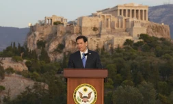 Le secrétaire d'Etat américain Marco Rubio à Athènes, avec en toile de fond l'Acropole, le 7 octobre 2026