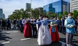 Des invités à la cérémonie d'investiture du président sud-coréen Yoon Suk-yeol font la queue devant l'Assemblée nationale à Séoul, le 10 mai 2022