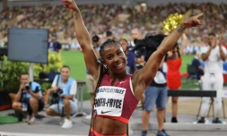 La Jamamaïcaine Shelly-Ann Fraser-Pryce fête sa victoire lors de la finale du 100 m du meeting de Ligue de diamant de Monaco au stade Louis II le 10 aôut 2022