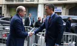 Photo fournie par le palais de la Moncloa le 21 octobre 2019 montrant le chef du gouvernement espagnol Pedro Sanchez en visite au commissariat central de Barcelone