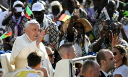 Le pape François salue les fidèles avant son audience générale hebdomadaire sur la place Saint-Pierre au Vatican, le 28 août 2024.