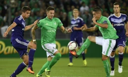 Les attaquants de Saint-Etienne Nolan Roux et Romain Hamouma face à Anderlecht, le 29 septembre 2016 à Geoffroy-Guichard 