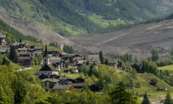 Vue depuis la commune de Ferden d'un énorme glissement de terrain, près du village de Wiler, le 29 mai 2025, au lendemain de l'effondrement du glacier du Birch qui a détruit la quasi totalité du village de Blatten, dans les Alpes suisses