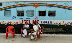 Le train-hôpital indien Lifeline Express, lors d'une étape le 13 avril 2018 à Jalore