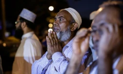 Des hommes devant une mosquée dans le quartier d'Ozone Park, à New York, où un imam et son assistant ont été abattus, le 13 août 2016