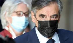 L'ex-Premier ministre François Fillon (d) et son épouse Penelope Fillon arrivent au palais de justice de Paris pour leur procÚs en appel, le 22 novembre 2021