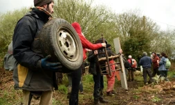 Des zadistes acheminent de quoi fabriquer une barricade sur le site de Notre-Dame-des-Landes, le 9 avril 2018