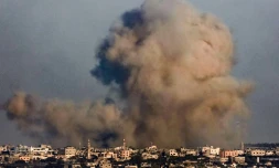 Des panaches de fumée s'élèvent dans le ciel de Khan Yunès, dans le sud de la bande de Gaza, après un bombardement israélien le 26 décembre 2023