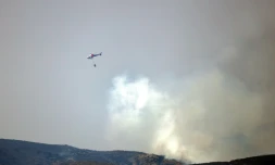 Un hélicoptère intervient pour éteindre un incendie de forêt à San Ciprian de Sanabria, dans le nord-ouest de l'Espagne, le 21 août 2025
