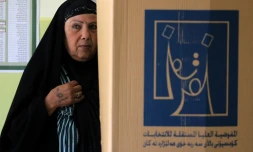 Une Irakienne vote pour les élections législatives à Mossoul, dans le nord de l'Irak, le 12 mai 2018