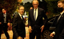 Le chancelier allemand Friedrich Merz (C-D)reçu pour un entretien par le président israélien Isaac Herzog (C-D) à Jérusalem, le 6 décembre 2025