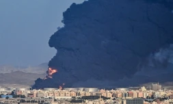Un énorme nuage de fumée se dégage d'un site pétrolier à la suite d'une attaque des rebelles yéménites Houthis, le 25 mars 2022 à Jeddah, en Arabie saoudite