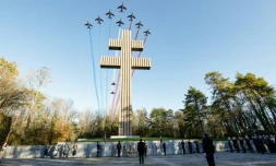 La patrouille de France survole le mémorial Charles de Gaulle à Colombey-les-deux-Eglises (Haute-Marne), le 9 novembre 2020